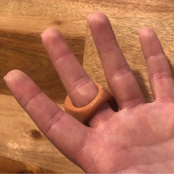 Women’s Large Round Acrylic Ring - Picture 3 of 6